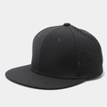 Detalle de los orificios de ventilación láser en una gorra snapback negra de ala plana - Ajustable / gris oscuro