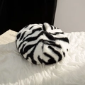 Dettaglio del cappello basco in peluche zebrato con morbida trama su sfondo neutro - M / Zebra Print