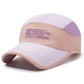 Dettaglio dei pannelli in mesh traspirante e ricamo su questo berretto viola sportivo - Rosa