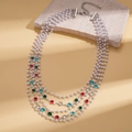 Détail du collier baroque multicouche avec perles et pierres précieuses sur une pierre - Argenté