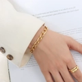 Minimalistisches 18k vergoldetes Edelstahl-Gliederkettenarmband getragen von einem Model - Gold