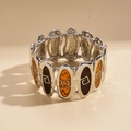 Details eines Vintage-Silberarmbands mit bernsteinfarbenem Harz und Elastikband - Silber mit Bernstein