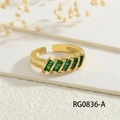 Vista dettagliata dell'anello placcato oro 18K con zirconi verde smeraldo su pietra - Aperto Regolabile / RG0836-A (Zirconia verde a fila singola)