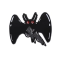 Pin de esmalte de Mothman oscuro con alas negras y ojos rojos para mochila - Mothman Volando