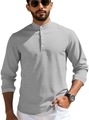 Makroaufnahme von hellgrauem Waffelstrickstoff und Henley-Kragen mit vier Knöpfen am Herren-Polo - S / Grau