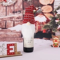 Funda navideña para botella de vino con gorro de punto rojo y barba blanca de gnomo - Modelo A (Patrón Rojo Gris Blanco)