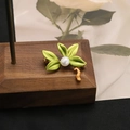 Elegante spilla placcata oro 18k con foglie in smalto verde e perla d'acqua dolce naturale - Spilla di Perle Foglia / Stile Spilla
