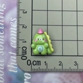 Misura di un mini ciondolo a forma di dinosauro in resina su una scala di 1,8cm - Dinosauro Verde