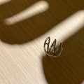 Polsino per orecchio multistrato in argento senza piercing su superficie in legno - Taglia unica / Argento