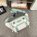 Vielseitige Brusttasche aus Mesh in Off-White und Mintgrün für Herren mit Schnellverschluss - Weiß-Grün