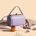Sac boîte structuré lavande en cuir lisse avec fermoir doré et bandoulière réglable - Mauve Clair