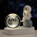 Luce notturna astronauta con sfera di cristallo luna 3D su base bianca luminosa - Luna