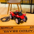 Rode ATV strandmotorfiets sleutelhanger met metalen ring op vintage houten kist - Strandmotorfiets ATV - Rood