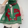 Dettaglio della sciarpa in maglia verde con renne rosse e motivi di fiocchi di neve - Motivo Renna Verde
