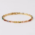 Dettaglio macro del bracciale tennis arcobaleno con zirconi colorati su base dorata - Oro 18K / Oro