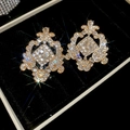 Detalle de pendientes dorados con cristales cuadrados en un joyero de terciopelo - Aleación/Diamante de imitación/Pin de plata 925 / Pendientes (Aguja de plata - Dorado) / Dorado