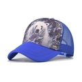 Detalle de la gorra trucker azul real con estampado de oso polar y malla trasera - Oso polar