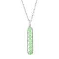 Détail du pendentif artisanal en fil d'argent avec sept perles de cristal vert - Silver Tone + Green Aventurine Beads