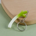 Realistischer Frühlingszwiebel-Schlüsselanhänger mit Mini-Lauch-Anhänger und Metallring - Frische Frühlingszwiebel - Schlüsselanhänger (6,5 cm)