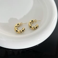 Boucles d'oreilles créoles dorées en C avec zircons noirs dans un plat blanc - Or Zircon Noir (DEK669)