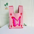 Detailansicht der rosa Strick-Tote-Bag mit rotem Schmetterlings- und Sternenmuster - Stern Rosa Schmetterling (Kleine quadratische Tasche)