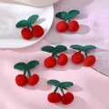 Lot de cinq barrettes cerises rouges tricotées à la main avec feuilles vertes sur rose - Ensemble de 6 pièces Grande Cerise Tricotée