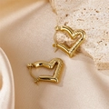 Elegante herzförmige 18K Goldohrringe mit Punktstruktur auf Seide und Naturstein - Goldenes Herz Texturierter Stil (E00923G)
