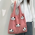 Dettaglio della borsa tote in tela a scacchi rossi con cinque teste di panda in peluche - Quadretti Rossi Con Bambole Panda