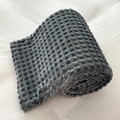 Coperta in pile grigio scuro con trama a nido d'ape arrotolata su lenzuola bianche - Griglia Tagliata Grigio