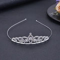 Nahaufnahme einer versilberten Tiara für Mädchen mit filigranem Bogenmuster und Kristallbesatz - Krone Stil E / Silber