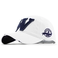 Detail van witte katoenen baseballpet met marineblauwe W-applicatie en rafelige randen - Verstelbaar / Wit