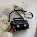 Borsa a tracolla alla moda in pelle nera con perline dorate e doppia chiusura a scatto - Nero
