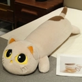 Süßes liegendes Katzen-Plüschkissen in Beige mit braunen Flecken auf weichem Bett - 90cm / Gebrochenes Weiß