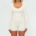 Ensemble de yoga brossé 2 pièces avec haut à col en U et short taille haute en blanc crème - S / Haut Et Bas / Abricot Avoine