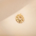 Pendentif tournesol doré avec diamants incrustés sur fond en cuir beige texturé - Fleur de Soleil (Pendentif Uniquement (Sans Chaîne)) / Doré