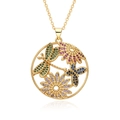 Dettaglio della collana con ciondolo a libellula e fiori con gemme colorate - Stile Tondo Celeste Traforato (k046)