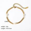 Detail of 18K gold-plated stainless steel bracelet with white pearls and lobster clasp - Thin Chain with 3 Pearls Style (YYB023055)