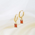 Boucles d'oreilles élégantes en titane doré avec zircon rouge rectangulaire sur tissu blanc - Rouge