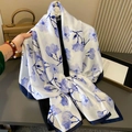 Eleganter weißer Seidenschal mit blauen Blumenmustern und dunkelblauem Saum - 180*90CM / Elegante Lila Blumen