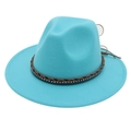 Dettaglio del cappello fedora turchese con strass e nastro decorativo in pelle intrecciata - Blu Lago