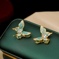 Boucles d'oreilles papillon dorées en émail bleu-vert avec zircon sur boîte en cuir - Bleu clair nacré or 16K (tige en argent 925)