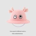 Dettaglio di un cappello rosa per neonati con corna 3D e simpatici occhi a fumetto - 50cm 1-3 Anni / Rosa