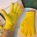 Guanti in maglia gialla con pompon colorati e trama a coste per l'uso touch screen - Stile semplice / Giallo