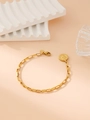 Dettaglio macro del bracciale a catena dorata con ciondolo a moneta vintage e moschettone - Bracciale Oro Catena Quadrata Ciondolo Regina Tondo