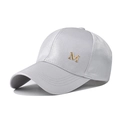 Dettaglio del cappellino da baseball in raso grigio con logo M in metallo dorato lucido - Regolabile / Grigio