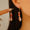 Pendientes bohemios dorados con piedras naturales rojas y colgantes de caracol - Jade Rosa Concha Estampada (K-259)