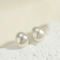 Vista dettagliata di orecchini di perle ovali bianco crema su base in pietra naturale - Sfera Perlescente / Bianco Perla