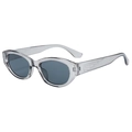 Gafas de sol ovaladas vintage con montura gris claro transparente y lentes oscuras en vista 45° - Montura gris translúcida Lente gris