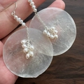 Minimalistische zilveren oorbellen met witte schelpschijven en parelclusters - Oorhaak Stijl (HE26666) / Zilver/Wit