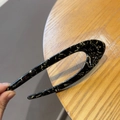 Dettaglio della forcina in acetato con motivo marmorizzato nero giallo e strass lucidi - Oro Nero Classico (Pois)